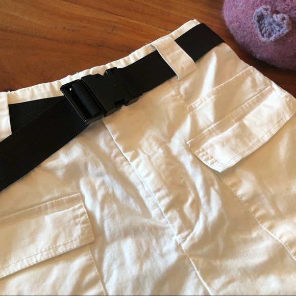 NWOT Cotton blend white shorts. Cargo style. Size small. Comes with black belt - Picture 4 of 5